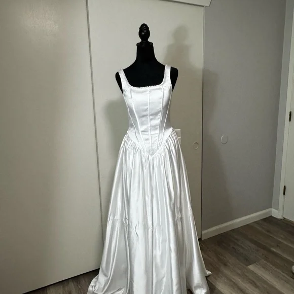 Elegant White Satin Gown - Picture 3 of 6